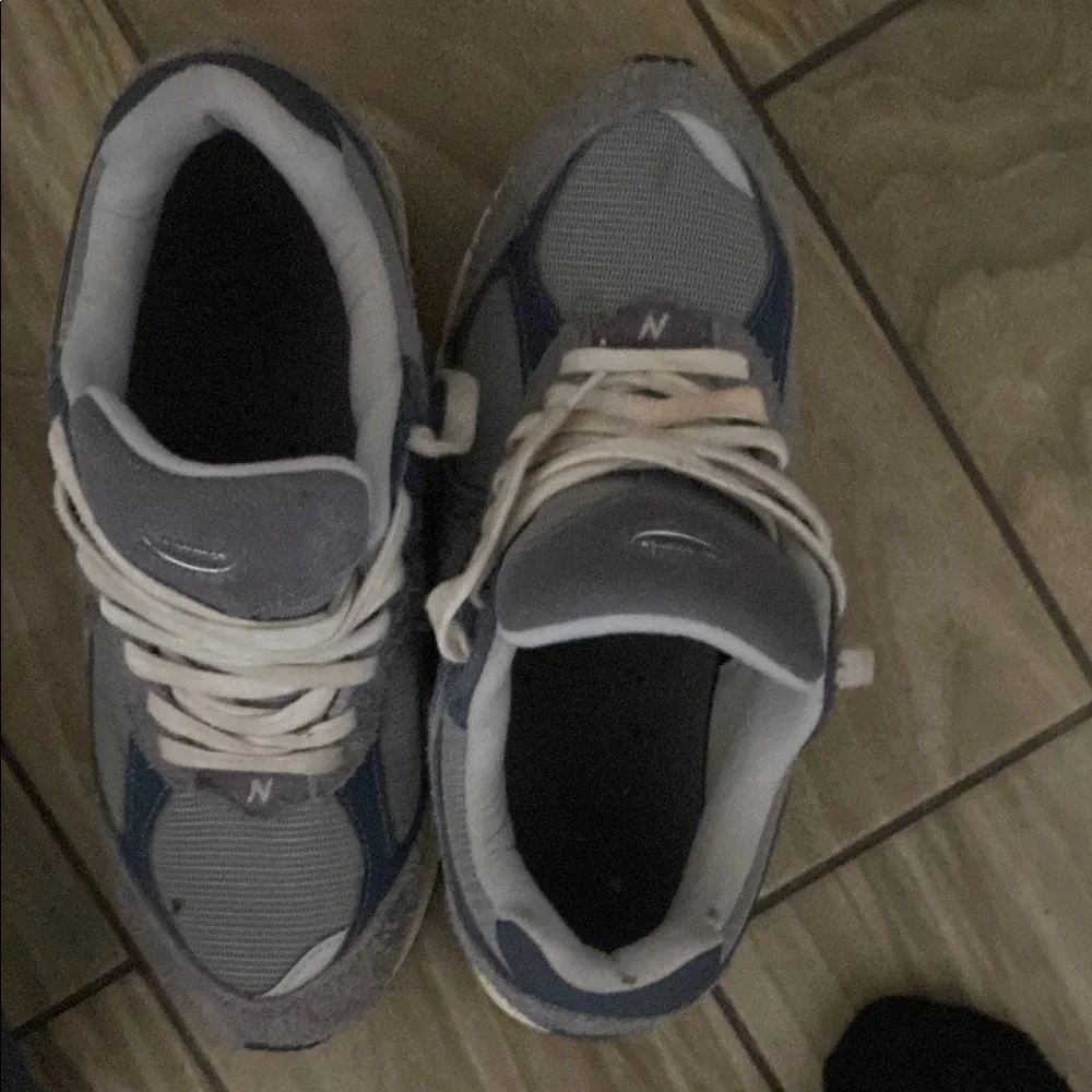 New Balance Gray and Cream Sneakers with Cushioned Midsole - Picture 2 of 4